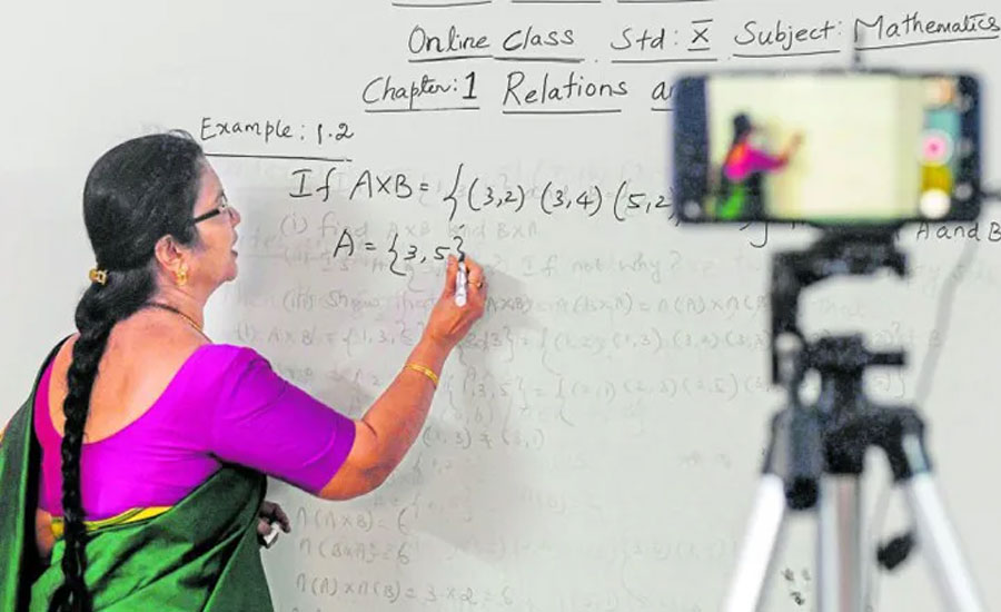 অনলাইন ক্লাসে কতটা লাভ, কতটা ক্ষতি?