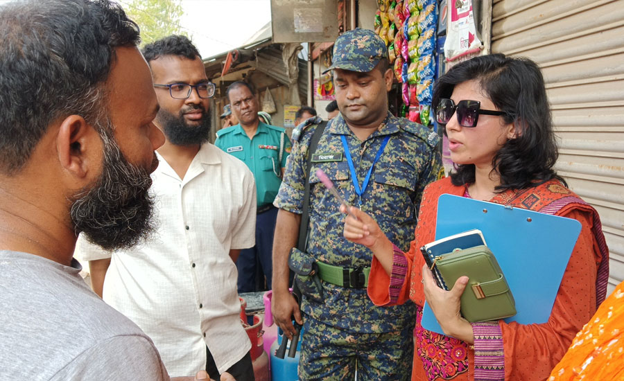 গাজীপুরে এনএসআই তথ্যের ভিত্তিতে সাড়ে তিনশ লিটার ডিজেল মজুদের দায়ে ব্যবসায়ীকে জরিমানা