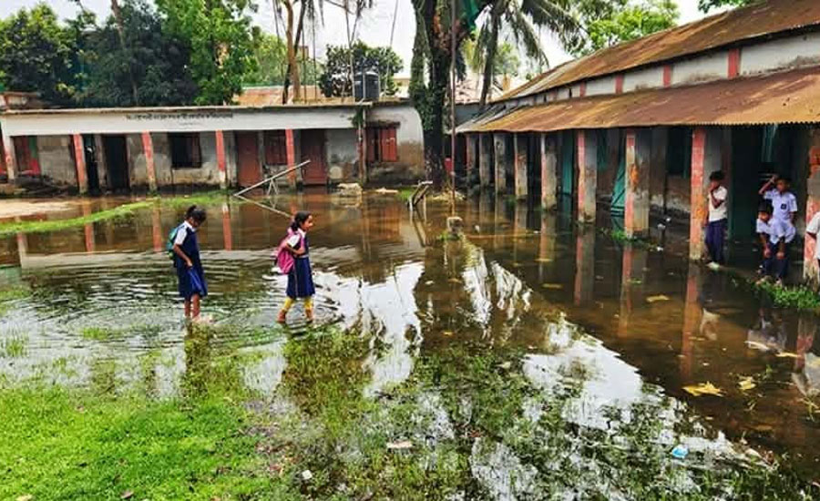 ঝিনাইগাতীতে সামান্য বৃষ্টিতেই বিদ্যালয়ের মাঠে জলাবদ্ধতা