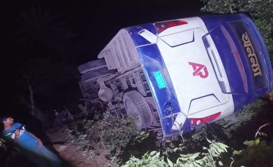 গাজীপুরে ঢাকা–কিশোরগঞ্জ মহাসড়কে বাস খাদে, আহত অন্তত ১৮; চালক আটক