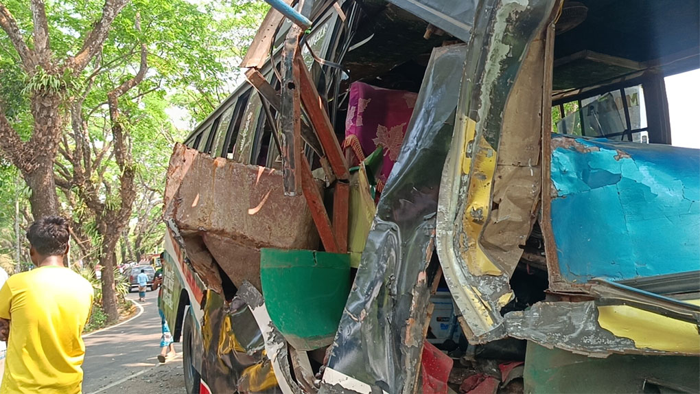 পিরোজপুর-বরিশাল মহাসড়কে দুই বাসের মুখোমুখি সংঘর্ষ, আহত ৬-৭