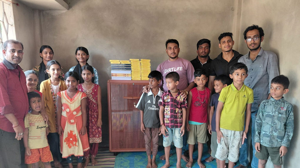 বাঙ্গালহালিয়া গিরিধারী সেবাকুঞ্জে গীতা শিক্ষালয়ে শিক্ষার্থীদের মাঝে শ্রীমদ্ভগবদগীতা প্রদান