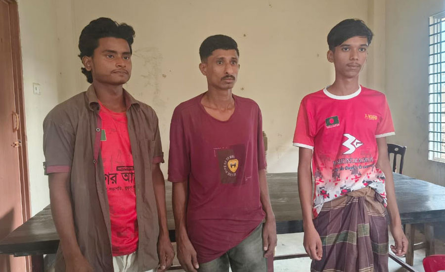 রামুর ঈদগড়ে বসতবাড়ি টার্গেট করে ডাকাতির চেষ্টা, জনতার হাতে ৩ ডাকাত আটক