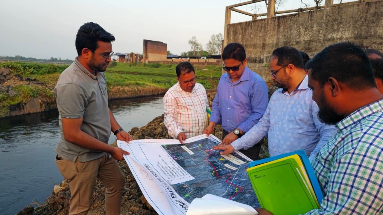 গাছা খাল খনন প্রকল্পের অগ্রগতি পরিদর্শন করলেন গাজীপুরের জেলা প্রশাসক