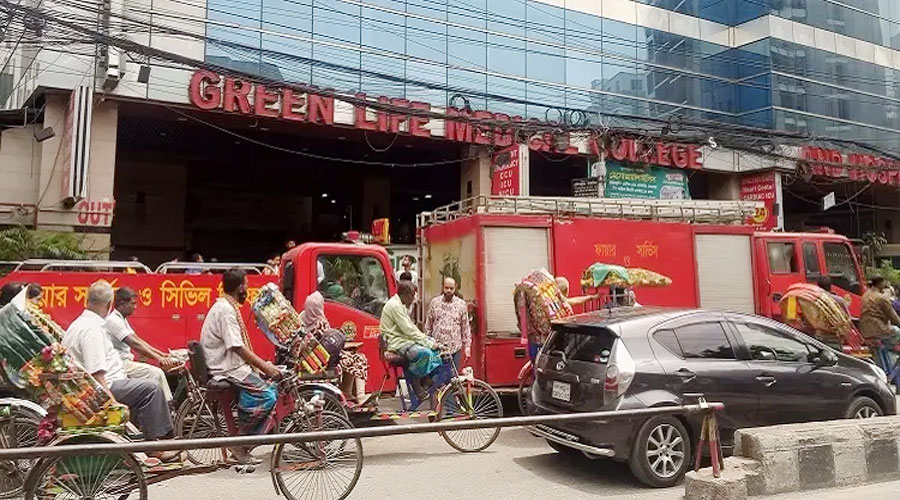 রাজধানীর গ্রিন লাইফ হাসপাতালে আগুন