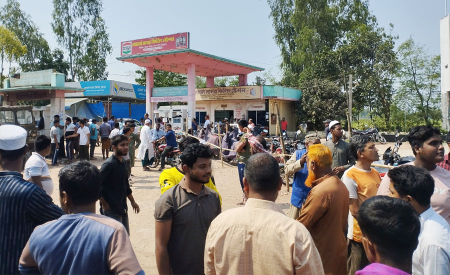 চিলমারীতে ১০০ টাকার পেট্রোল দিতে ইউএনও’র নির্দেশ, বাইকারদের বিক্ষোভে সিদ্ধান্ত বদল