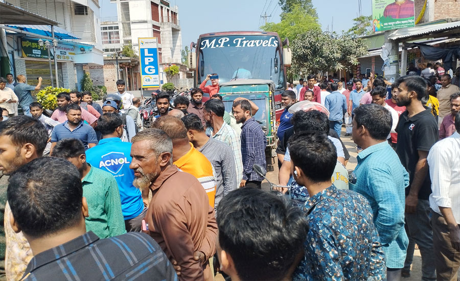 চিলমারীতে ১০০ টাকার পেট্রোল দিতে ইউএনও’র নির্দেশ, বাইকারদের বিক্ষোভে সিদ্ধান্ত বদল