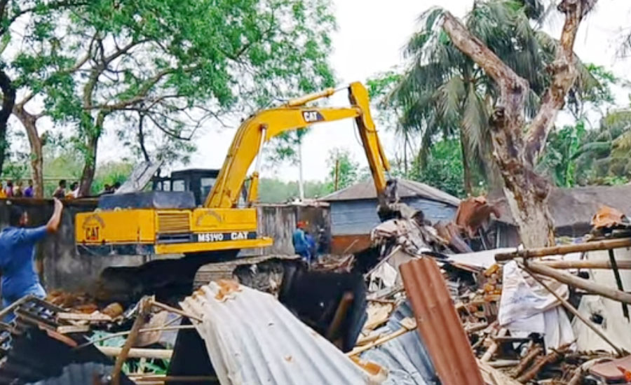 পাইকগাছায় অবৈধ স্থাপনা উচ্ছেদে বিচ্ছেদ হলো সখিনা বিবির মাথা গোঁজার ঠাঁই