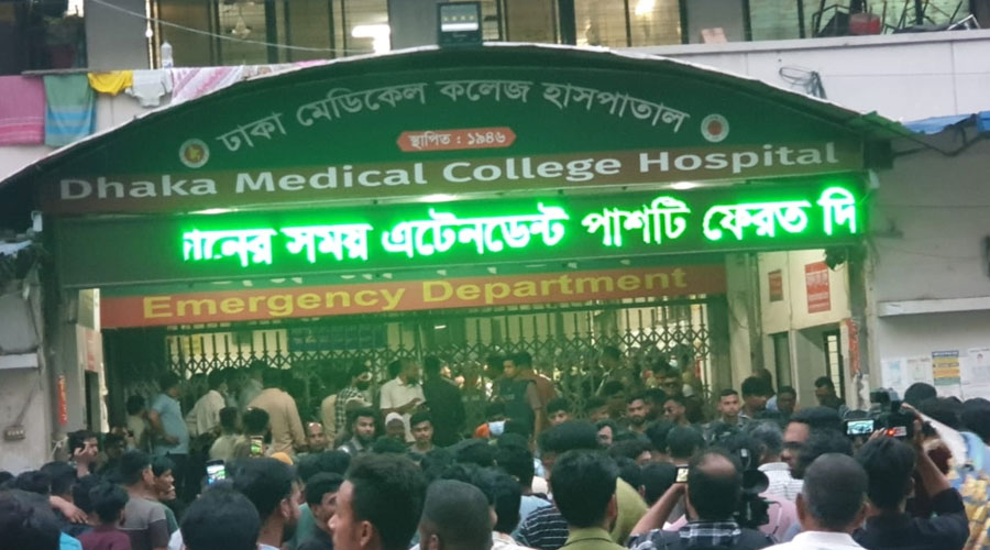 ঢাকা মেডিকেলে চিকিৎসক ও ঢাবি শিক্ষার্থীদের সংঘর্ষ, সেবা বন্ধ