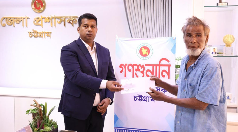 মানবিক ডিসি জাহিদের কাছে  সাহায্যপ্রার্থীদের ঢল