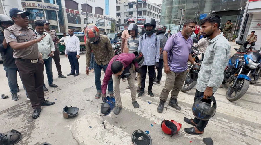 অনিরাপদ হেলমেট বর্জনে গুলশান ট্রাফিকের ব্যতিক্রমী উদ্যোগ