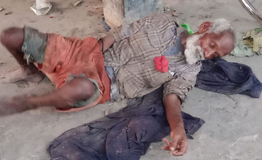 পাইকগাছায় বাজারের চান্নিতে ৮০ বছরের বৃদ্ধকে ফেলে গেলেন পাষণ্ডরা