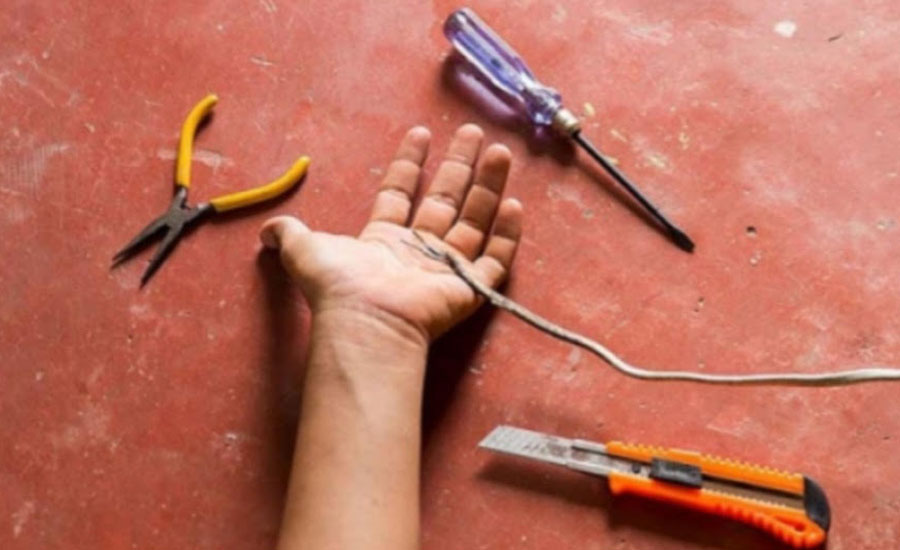 হাটহাজারীতে বিদ্যুৎস্পৃষ্ট হয়ে ভবন থেকে পড়ে আহত যুবক