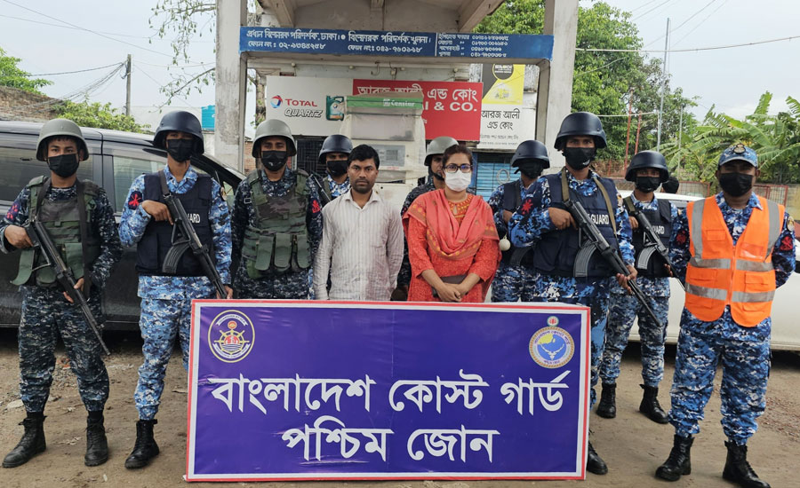 মোংলায় জ্বালানি তেল মজুদ ও পাচার প্রতিরোধে কোস্টগার্ডের অভিযান