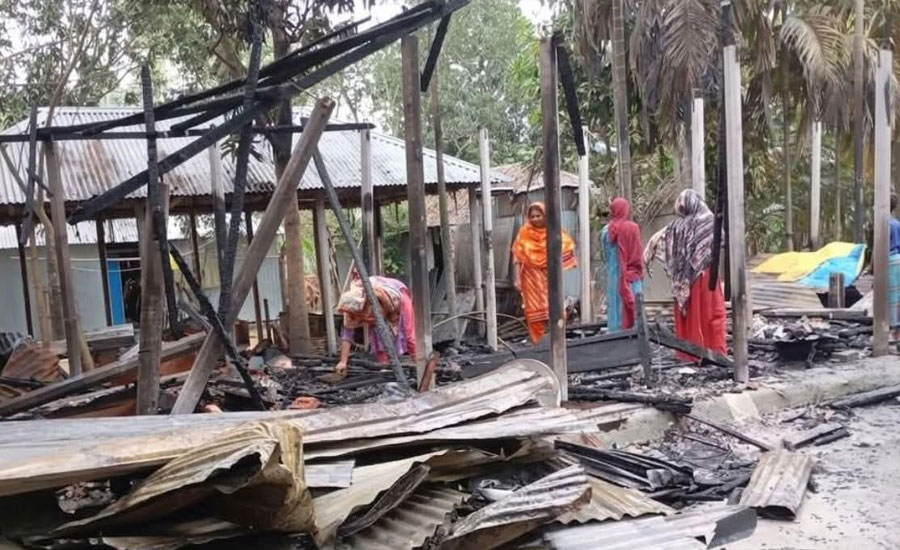 গভীর রাতে অগ্নিকাণ্ডে চারটি ঘর ভস্মীভূত, ক্ষতি প্রায় ১০ লাখ টাকা