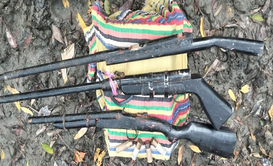 সুন্দরবনের গহীনে বনবিভাগের ধাওয়া, বনদস্যুদের ফেলে যাওয়া অস্ত্র-কারতুজ উদ্ধার