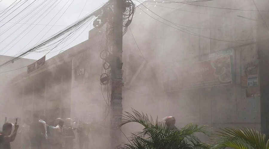 চট্টগ্রামের ২ নম্বর গেট শপিং কমপ্লেক্সে আগুন, নিয়ন্ত্রণে ৫ ইউনিট