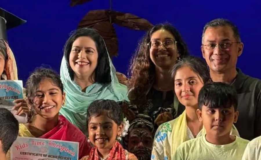 সপরিবার মঞ্চনাটক দেখলেন প্রধানমন্ত্রী