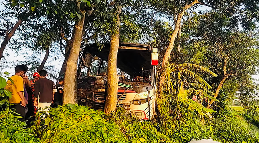 মহাসড়কে হঠাৎ চলন্ত বাসে আগুন, একজনের পোড়া লাশ উদ্ধার