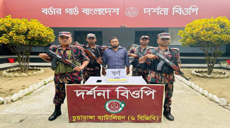 দশটি স্বর্ণের বারসহ দর্শনার আলমগীর আটক 