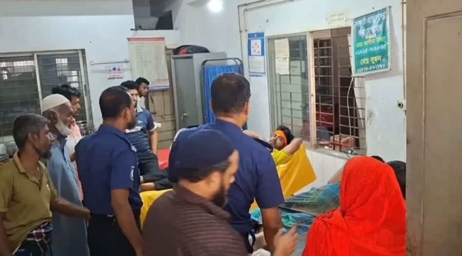 ঘুমন্ত ছেলেসহ ৩ জনকে কুপিয়ে ছাদ থেকে লাফিয়ে কনস্টেবলের মৃত্যু