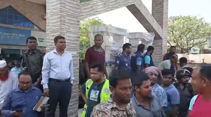 সাতক্ষীরার আশাশুনিতে পেট্রোল পাম্পে মোবাইল কোর্ট, গাড়ী রেখে চালকদের দৌড় 