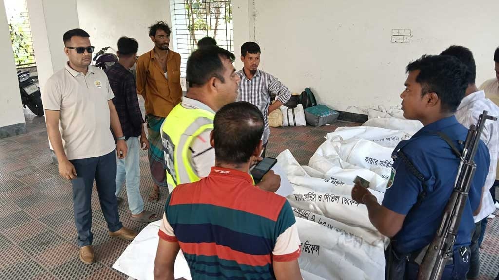 দাউদকান্দিতে নিহত ৭ জন দিনমজুর, ‘হেল্পার ছিলেন চালকের আসনে’