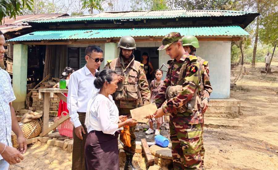 রাজস্থলীতে অগ্নিকাণ্ডে ক্ষতিগ্রস্ত পরিবারের পাশে কাপ্তাই সেনা জোন