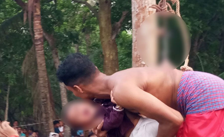 পিঠে বড়শি বিঁধিয়ে শূন্যে ঘুরছেন যুবক
