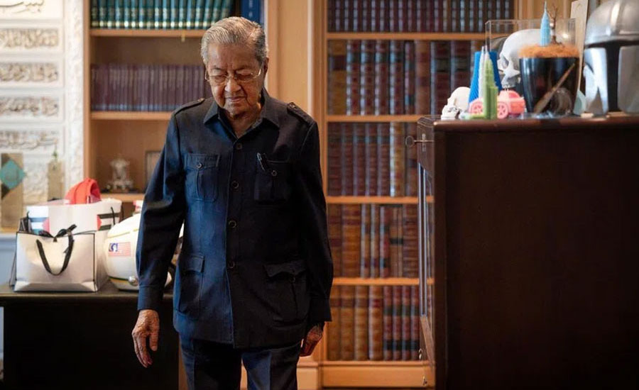 পায়ের নিয়ন্ত্রণ হারিয়েছেন শতবর্ষী মাহাথির মোহাম্মদ