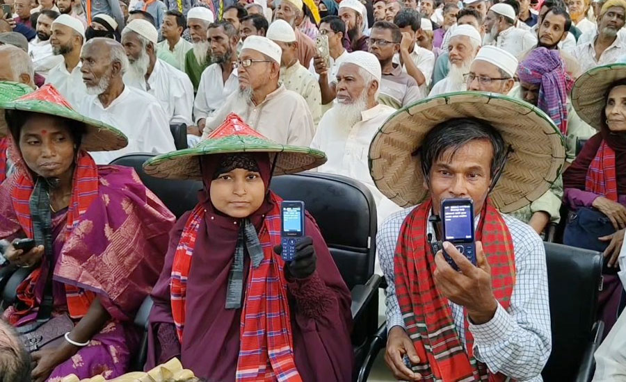 পিরোজপুরে কৃষকদের মাঝে প্রধানমন্ত্রীর কৃষক কার্ড বিতরণ 