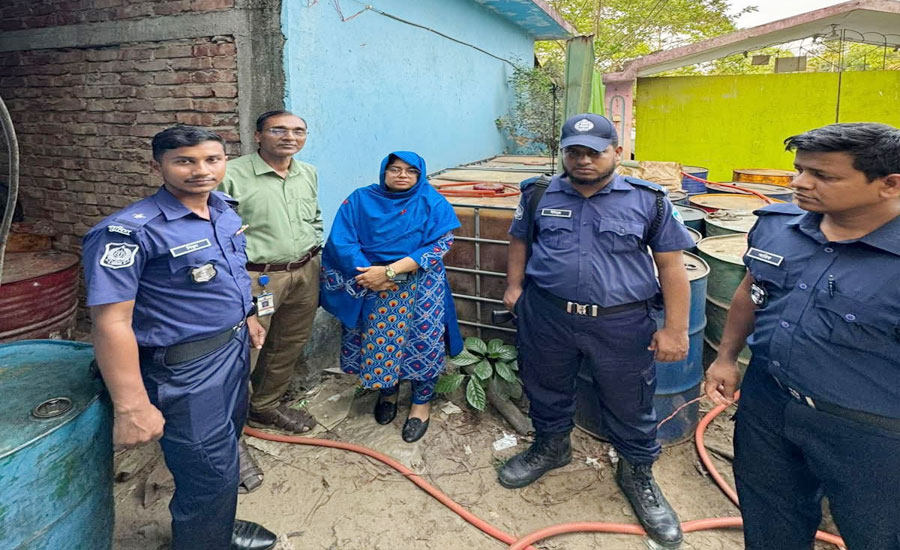 সেনবাগে ব্যবসায়ীর বাড়িতে মজুদ করা ৫৫০০ লিটার তেল জব্দ ৫০ হাজার টাকা জরিমানা