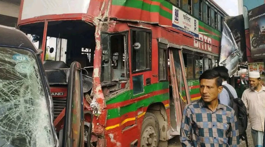 রাজধানীতে ঢাবির বাস দুর্ঘটনা, আহত ৮