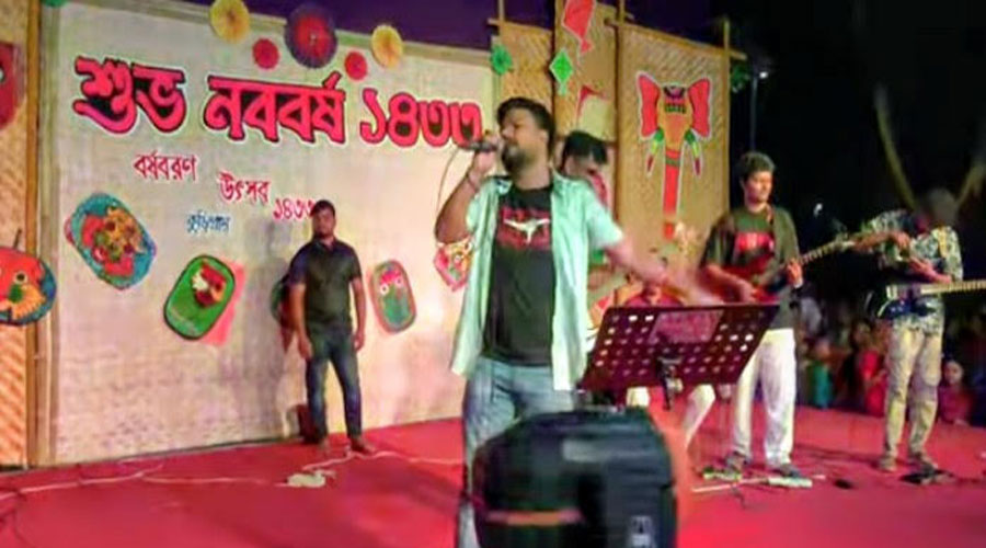 কুড়িগ্রামের শিল্পী সাগর গান গেয়ে মাতিয়ে দিলেন বৈশাখী উৎসব