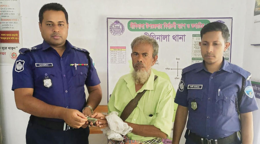সততার দৃষ্টান্ত: কুড়িয়ে পাওয়া টাকা ফিরিয়ে দিলেন এসআই আলাউদ্দিন