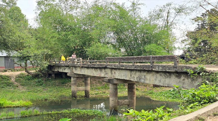 ঝুকি নিয়ে জরাজীর্ণ সেতুতে  চলাচল ৭ গ্রামের মানুষ