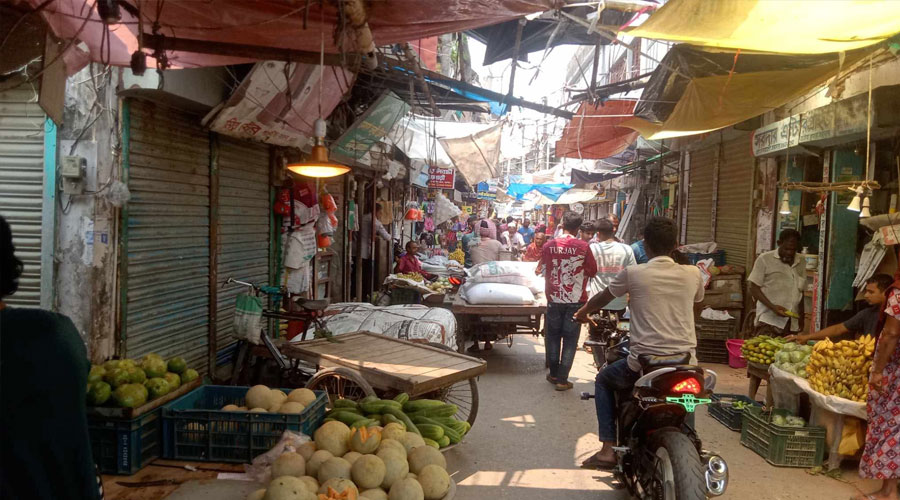 পাইকগাছা-কপিলমুনি বাজারের ফুটপাত দখল করে ব্যাবসা: চরম ভোগান্তিতে ক্রেতা বিক্রেতা