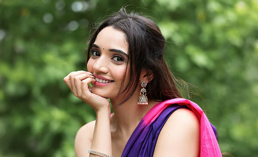 হঠাৎ আলোচনায়, কে এই জুহি