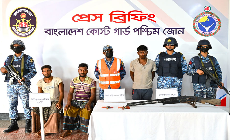 সুন্দরবনে অপারেশন ম্যানগ্রোভ শীল্ডে অস্ত্রসহ এক দস্যু আটক, ২ জেলে উদ্ধার 