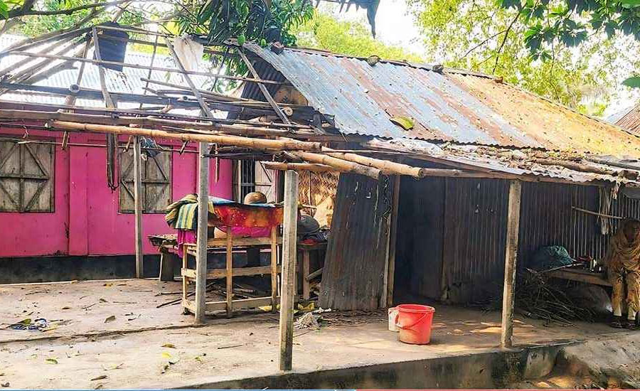 ঘরে ঘুমিয়ে ছিলেন ৮০ বছরের বৃদ্ধা, টিন-বেড়া খুলে নিয়ে গেলেন পাওনাদাররা