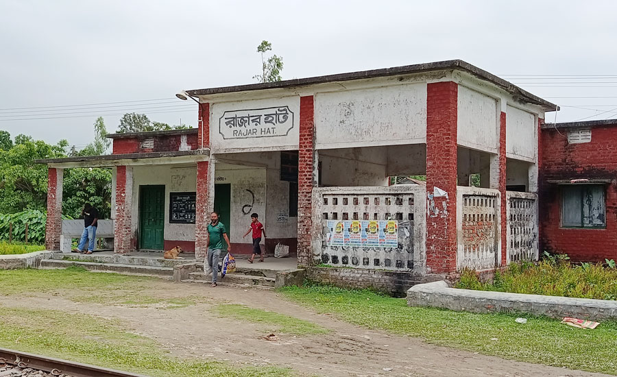 অবহেলায় জর্জরিত রাজারহাট রেলস্টেশন, ময়লার ভাগাড়ে পরিণত চরম দুর্ভোগে যাত্রীরা