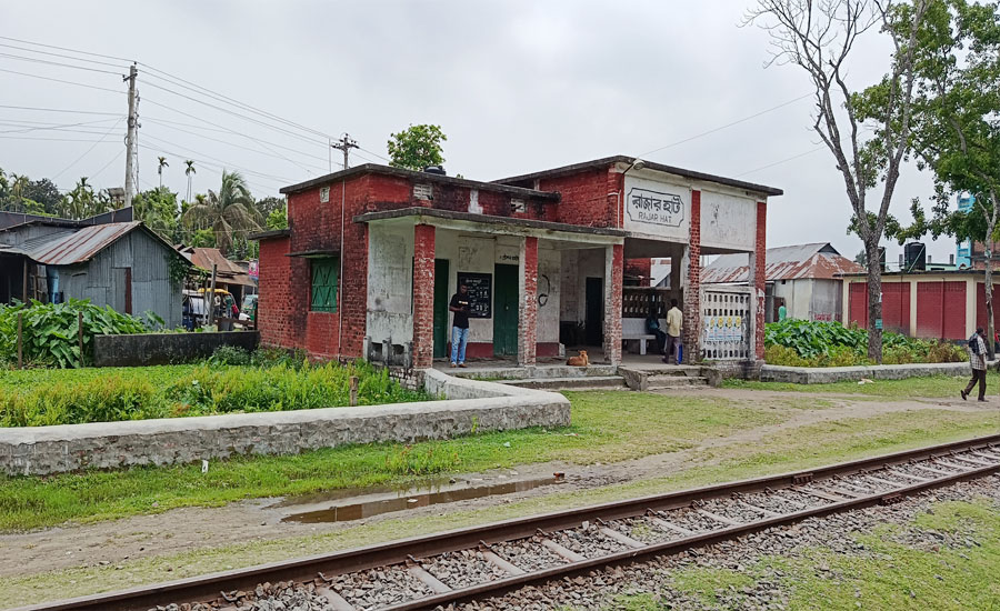 অবহেলায় জর্জরিত রাজারহাট রেলস্টেশন, ময়লার ভাগাড়ে পরিণত চরম দুর্ভোগে যাত্রীরা