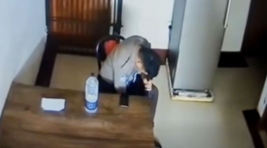 নিজের মাথায় গুলি করলেন পুলিশ সদস্য