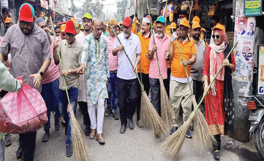রাস্তায় ঝাড়ু হাতে এমপি মহিত!