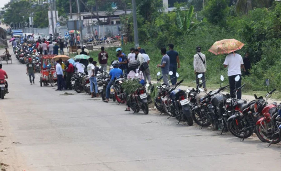 সক্ষমতার চেয়ে অকটেনের মজুত বেশি, তাহলে পাম্পের লম্বা লাইন শেষ হবে কবে?