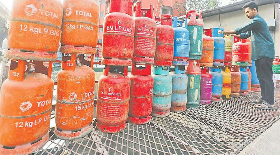 ১২ কেজি এলপিজি সিলিন্ডারে দাম বেড়েছে ২১২ টাকা