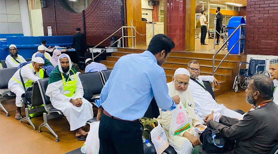 হজযাত্রীদের মাঝে প্রাণ-আরএফএল গ্রুপের শুভেচ্ছা উপহার বিতরণ