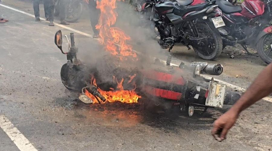 রাজারহাটে তেলের পাম্পে  মোটরসাইকেলে আগুন
