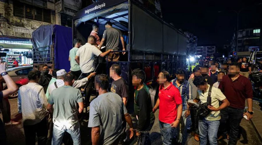 মালয়েশিয়ায় অভিবাসী শ্রমিকদের আবাসনে হানা, বাংলাদেশিসহ আটক ১৬
