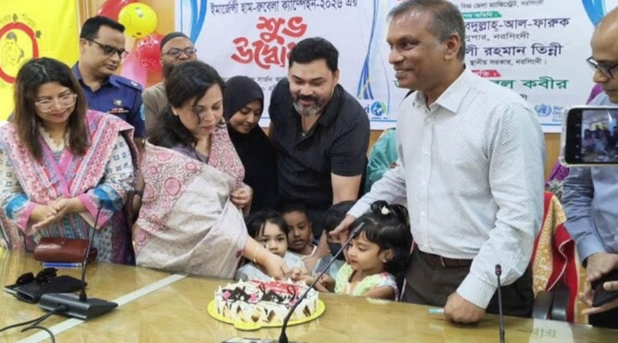 নরসিংদীর সিভিল সার্জন কেক কেটে হাম-রুবেলার টিকাদান কার্যক্রম উদ্বোধন করলেন